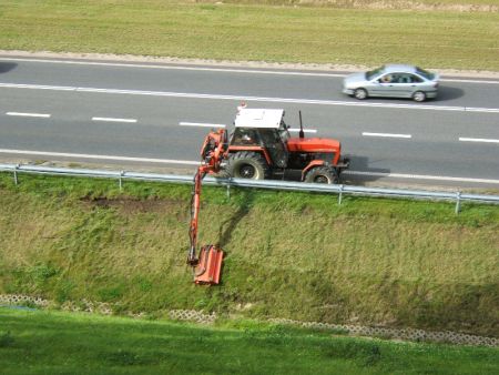 KOSZENIE POBOCZY NA GMINNYCH DROGACH