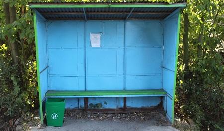 Nowe kosze na przystankach autobusowych