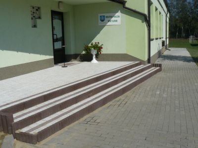 Remont schodów wejściowych i podjazdu dla osób niepełnosprawnych w OUK w Bronisławowie