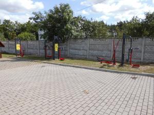 Siłownia zewnętrzna w ośrodku upowszechniania kultury w Bronisławowie