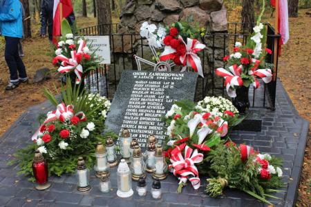 Uroczyste odsłonięcie odnowionej tablicy upamiętniającej śmierć 19 osób zamordowanych w lesie koło Glinnika