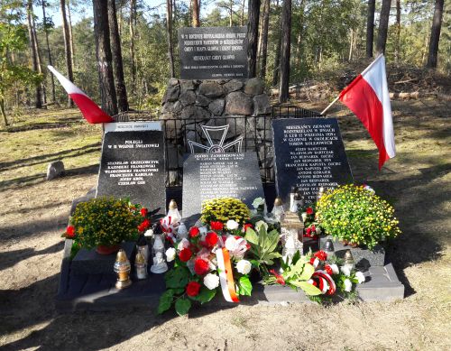 Uroczyste odsłonięcie tablic pamiątkowych w lesie koło Glinnika