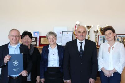 Wręczenie dyrektorom szkół aktów przedłużenia powierzenia stanowisk dyrektora