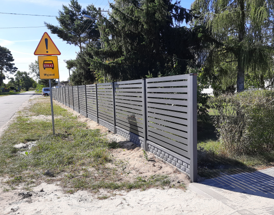 Nowe ogrodzenie wokół ŚDS w Woli Zbrożkowej