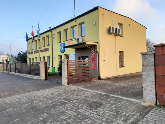 Wyremontowane ogrodzenie przy Urzędzie Gminy